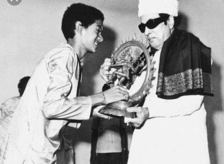About Guru_With MGR (1)